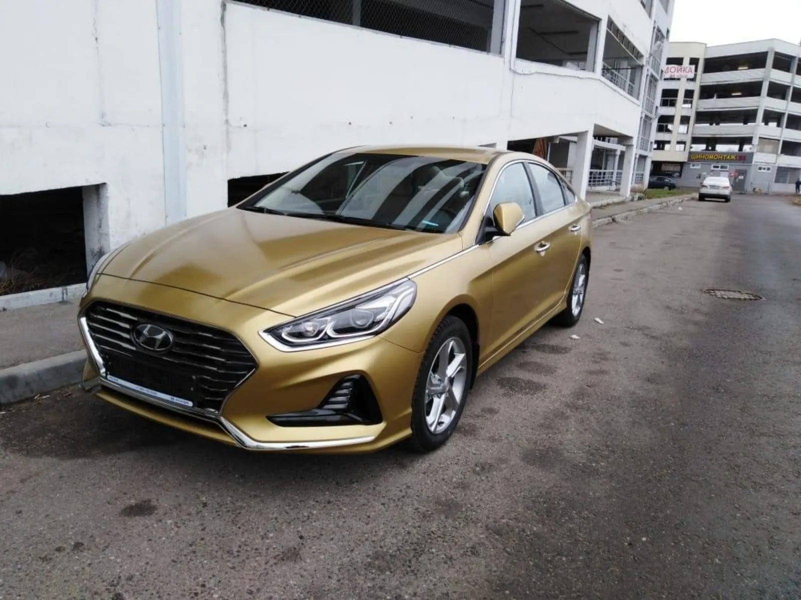 Hyundai Sonata в золотой плёнке